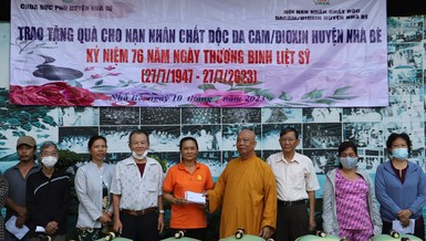 Tặng quà đến các nạn nhân chất độc màu da cam/dioxin H.Nhà Bè