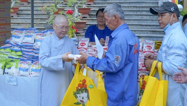 Trao quà đến người dân khó khăn trên địa bàn H.Nhà Bè