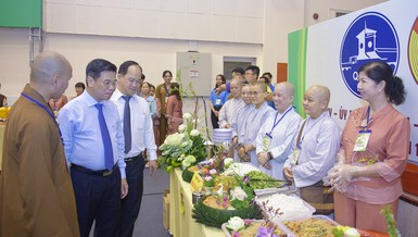 Thượng tọa Thích Minh Quang hướng dẫn lãnh đạo chính quyền TP.HCM tham quan các gian hàng ẩm thực chay do Tăng Ni trên địa bàn quận thực hiện