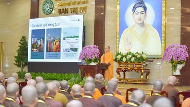 Thượng tọa Thích Tâm Hải chia sẻ về truyền thông Phật giáo hiện nay vào sáng 17-12, trong chương trình Khóa huân tu tập trung và Bồi dưỡng trụ trì Phật lịch 2567 - Ảnh: Quảng Đạo