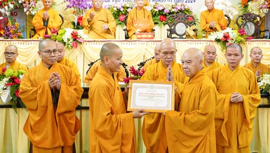 Thượng tọa Thích Minh Quang đại diện tập thể Ban Trị sự GHPGVN Q.1 nhận Bằng tuyên dương công đức của Ban Trị sự GHPGVN TP.HCM 