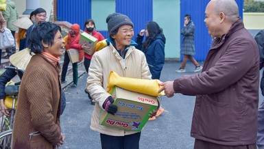 Niềm vui của các cụ già khi được Thượng tọa Thích Thanh Phong thăm hỏi, chúc sức khỏe