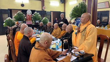 Thượng tọa Thích Minh Bảo, Trưởng ban Trị sự GHPGVN Q.4 điều hành phiên họp của Ban Trị sự tại chùa Long Bửu