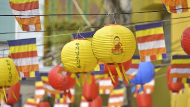 Lồng đèn và cờ Phật giáo đầy sắc màu treo trước cổng Linh Quang tịnh xá - lễ đài Phật đản của GHPGVN Q.4 - Ảnh: Quảng Đạo