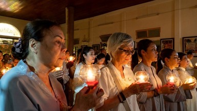 Phật tử thắp nến hoa đăng cầu nguyện tại chùa Tam Bảo (Đà Nẵng) nhân mùa Phật đản 