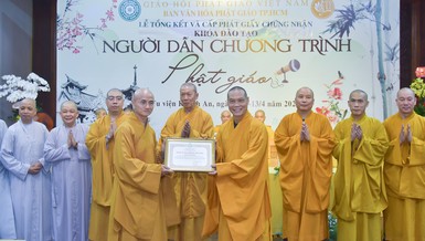 Thượng tọa Thích Thiện Quý trao Bằng tuyên dương công đức của Ban Trị sự GHPGVN TP.HCM đến tập thể Ban Văn hóa Phật giáo TP - Ảnh: Quảng Đạo/BGN