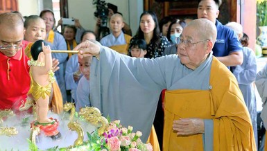 Ni trưởng Thích nữ Từ Nhẫn thực hiện nghi thức Tắm Phật tại chùa Phước Viên (Q.Bình Thạnh, TP.HCM)