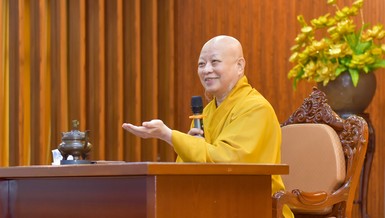 Hòa thượng Thích Lệ Trang chia sẻ về tầm quan trọng của nghi lễ thiền môn tại hạ trường chùa Vạn Đức (TP.Thủ Đức, TP.HCM) sáng 17-7 - Ảnh: Quảng Đạo/BGN