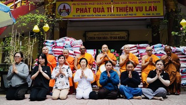 Chùa Tam Bảo trao quà đến người dân dịp Vu lan