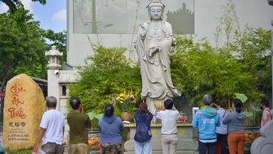 Rằm tháng Bảy Vu lan, người dân thường đến dâng hương, đảnh lễ trước tôn tượng Quán Thế Âm để cầu nguyện vị Bồ-tát được ví như mẹ hiền phù hộ bình an - Ảnh: Quảng Đạo/BGN