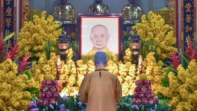 Đức Pháp chủ GHPGVN tưởng niệm Trưởng lão Hòa thượng Thích Thanh Kiểm tại tổ đình Vĩnh Nghiêm - Ảnh: Quảng Đạo/BGN