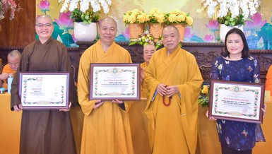 Trưởng lão Hòa thượng Thích Thiện Pháp trao Bằng tuyên dương công đức đến tập thể thuộc Ban Văn hóa T.Ư - Ảnh: Quảng Đạo/BGN
