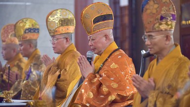 Hòa thượng Thích Lệ Trang cùng chư tôn đức hướng dẫn đại chúng trì tụng kinh Dược Sư tại chùa Phổ Quang (Q.Tân Bình) - Ảnh: Quảng Đạo/BGN