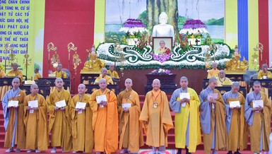 Hòa thượng Thích Minh Thiện trao phần thưởng đến các giới tử đạt kết quả cao trong kỳ thi tụng Luật tại Đại giới đàn Đạt Pháp - Ảnh: Quảng Đạo/BGN
