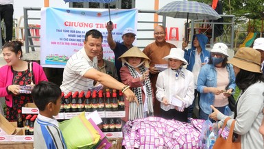 Thượng tọa Thích Trí Trường và các Phật tử trao quà đến người dân