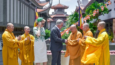 Nhà vua Vương quốc Bỉ Philippe và Hoàng hậu Mathilde thăm chùa Vĩnh Nghiêm (Q.3) vào trưa 3-4 - Ảnh: Quảng Đạo/BGN