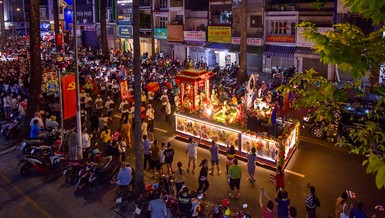 Đoàn xe hoa cung rước tôn tượng kim thân Đức Phật đản sinh của Phật giáo TP.HCM đi qua cung đường Ngô Gia Tự (Q.10, TP.HCM) - Ảnh: Quảng Đạo/BGN