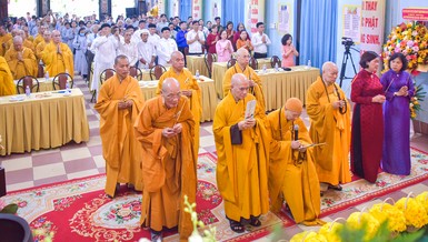 Tăng Ni, Phật tử dâng hương, tụng sám Khánh đản tại tổ đình Vạn Thọ - Ảnh: Quảng Đạo/BGN