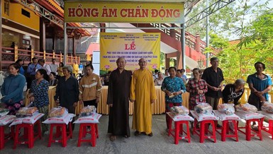 Đoàn Phật giáo người Hoa TP.HCM tặng quà người dân khó khăn tại tỉnh Vĩnh Long