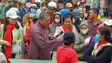 Đoàn thăm hỏi sức khỏe người dân tại P.Gia Bắc, tỉnh Lâm Đồng