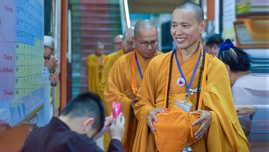 Một em bé dâng cúng thực phẩm đến chư Tăng - Ảnh: Quảng Đạo/BGN