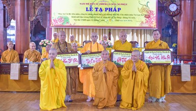 Các hành giả tri ân chư tôn đức Ban Chức sự trường hạ chùa Đức Phú - Ảnh: Quảng Đạo/BGN