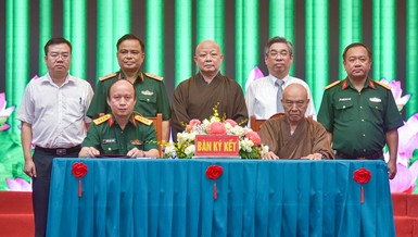 Đại diện Ban Trị sự GHPGVN TP.HCM và Bộ Tư lệnh TP.HCM ký kết chương trình phối hợp hoạt động giai đoạn 2025-2030 - Ảnh: Quảng Đạo/BGN