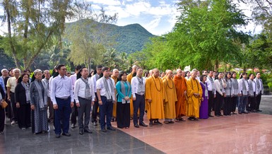 Đoàn lãnh đạo TP.HCM dâng hương tưởng niệm các anh hùng liệt sĩ tại Nghĩa trang Hàng Keo (Đặc khu Côn Đảo, TP.HCM) - Ảnh: Quảng Đạo/BGN