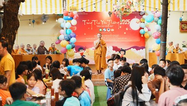 Đại đức Thích Minh Phú chia sẻ ý nghĩa chương trình đến các em nhỏ