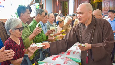 Thượng tọa Thích Thanh Phong trao quà đến người dân tại chùa Kim Sơn Cam Giá (phường Gia Sàng, tỉnh Thái Nguyên) vào sáng 21-10 - Ảnh: Quảng Đạo/BGN