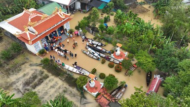 Trao hơn 400 phần quà đến người dân tại chùa Giáp Đông (phường Kim Trà, TP.Huế) - Ảnh: Trương Vững