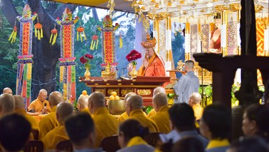 Hòa thượng Thích Lệ Trang làm Gia trì sư đăng đàn chẩn tế, hồi hướng siêu tiến anh linh các anh hùng, liệt sĩ, chiến sĩ, đồng bào đã an táng tại Nghĩa trang Đô Thành cũ - Ảnh: Quảng Đạo/BGN