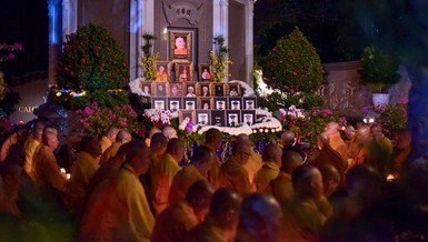 Tăng Ni lắng lòng nghe lại pháp âm của cố Trưởng lão Hòa thượng Thích Minh Châu - vị Thầy khả kính của mình trong khuôn viên bảo tháp Pháp Lạc (thiền viện Vạn Hạnh) - Ảnh: Quảng Đạo/BGN