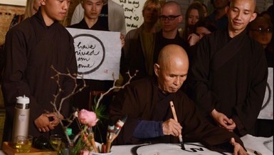 Thiền sư Thích Nhất Hạnh viết thư pháp - Ảnh: Làng Mai