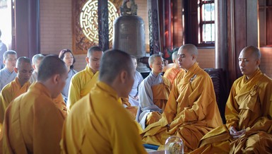 Bạn không cần làm gì cả. Chỉ ngồi yên. Ngồi yên trên chiếc bồ đoàn với những pháp lữ cùng ngồi như thế bên cạnh. Và thở...