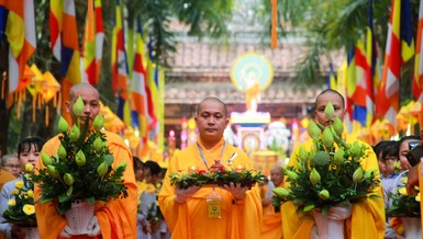 Lễ rước Phật truyền thống từ chùa Diệu Đế lên Từ Đàm ở cố đô Huế với sự tham gia đi bộ của hàng ngàn người - Ảnh: Tổ Quốc