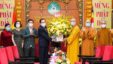 Phó Chủ tịch Thường trực Quốc hội Trần Thanh Mẫn và phái đoàn tặng hoa chúc mừng Đại lễ Phật đản đến chư vị lãnh đạo Trung ương GHPGVN - Ảnh: Quốc hội