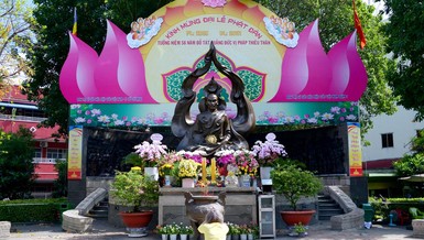 Một người dân đến đảnh lễ trước tượng đài Bồ-tát Thích Quảng Đức sáng 20-4-Tân Sửu