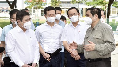 Thủ tướng Phạm Minh Chính kiểm tra và chỉ đạo công tác phòng, chống dịch Covid-19 tại TP.HCM hôm 26-6 - Ảnh: VGP/Nhật Bắc