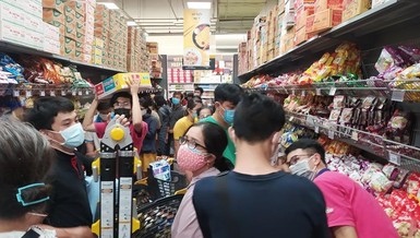 Nhiều người dân TP.HCM đổ xô đến siêu thị để mua hàng chiều 6-7-2021 (Ảnh: TNO)