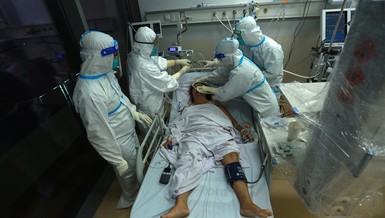 Bệnh viện hồi sức cấp cứu Covid-19 quy mô 1.000 giường (tại khu nội trú Bệnh viện Ung Bướu TP.HCM cơ sở 2) đi vào hoạt động được hơn một tuần. Gần 20h đêm, hàng chục nhân viên y tế vẫn đang gấp gáp ra vào các phòng điều trị. Đây cũng là "thành trì" đánh chặn Covid-19 cuối cùng tại TPHCM.