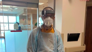 Thượng tọa Thích Tâm Thiện trong một lần đến bệnh viện trợ niệm cho người cận tử lúc dịch Covid-19 đang hoành hành ở nước Mỹ