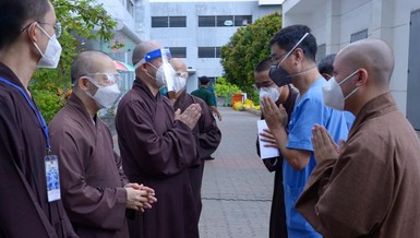 Ban Giám đốc Bệnh viện Dã chiến số 10 và các tình nguyện viên chào đón phái đoàn GHPGVN đến thăm sáng 2-9