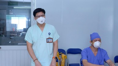 TS.BS Lưu Quang Thùy được điều động đảm nhiệm Phó Giám đốc điều hành Trung tâm Hồi sức tích cực điều trị người bệnh Covid-19 của Bệnh viện Việt Đức tại TP.HCM (TS.BS Thùy đang giới thiệu về trung tâm với đoàn GHPGVN) - Ảnh: Bảo Toàn