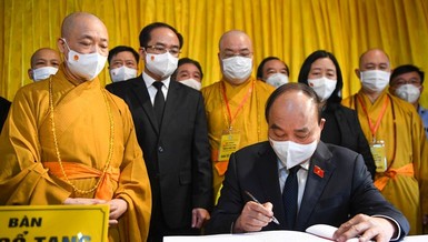 Chủ tịch nước Nguyễn Xuân Phúc ký số tang sau khi dâng hương tưởng niệm Đại lão Hòa thượng Thích Phổ Tuệ - Ảnh: Dân Trí