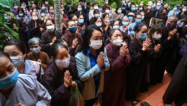 Người dân đến chùa Ráng (Tổ đình Viên Minh) cung kính hướng vọng tưởng nhớ Đại lão Hòa thượng Thích Phổ Tuệ - Ảnh: VNExpress