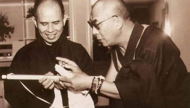 Đức Dalai Lama trong một lần gặp gỡ Thiền sư Thích Nhất Hạnh - Ảnh: Làng Mai
