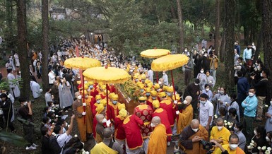 Thỉnh kim quan rời tam quan chùa Từ Hiếu - Ảnh: Trương Vững