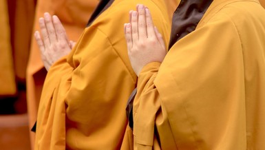 Việc xưng hô và ứng xử của người xuất gia dù giới luật nhà Phật có quy định rạch ròi nhưng thực tế thì chư vị luôn uyển chuyển, linh động trong tinh thần phương tiện, tùy duyên