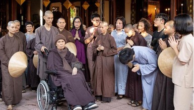 Chuyên gia - Đại sứ văn hóa ẩm thức Huế Hồ Thị Hoàng Anh (áo tím) trong một dịp tại chùa Từ Hiếu - Ảnh: Minh Hòa